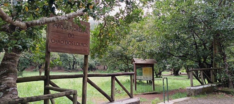 Chão dos Louros Forest Park entrance sign at the start of the PR 22 trail